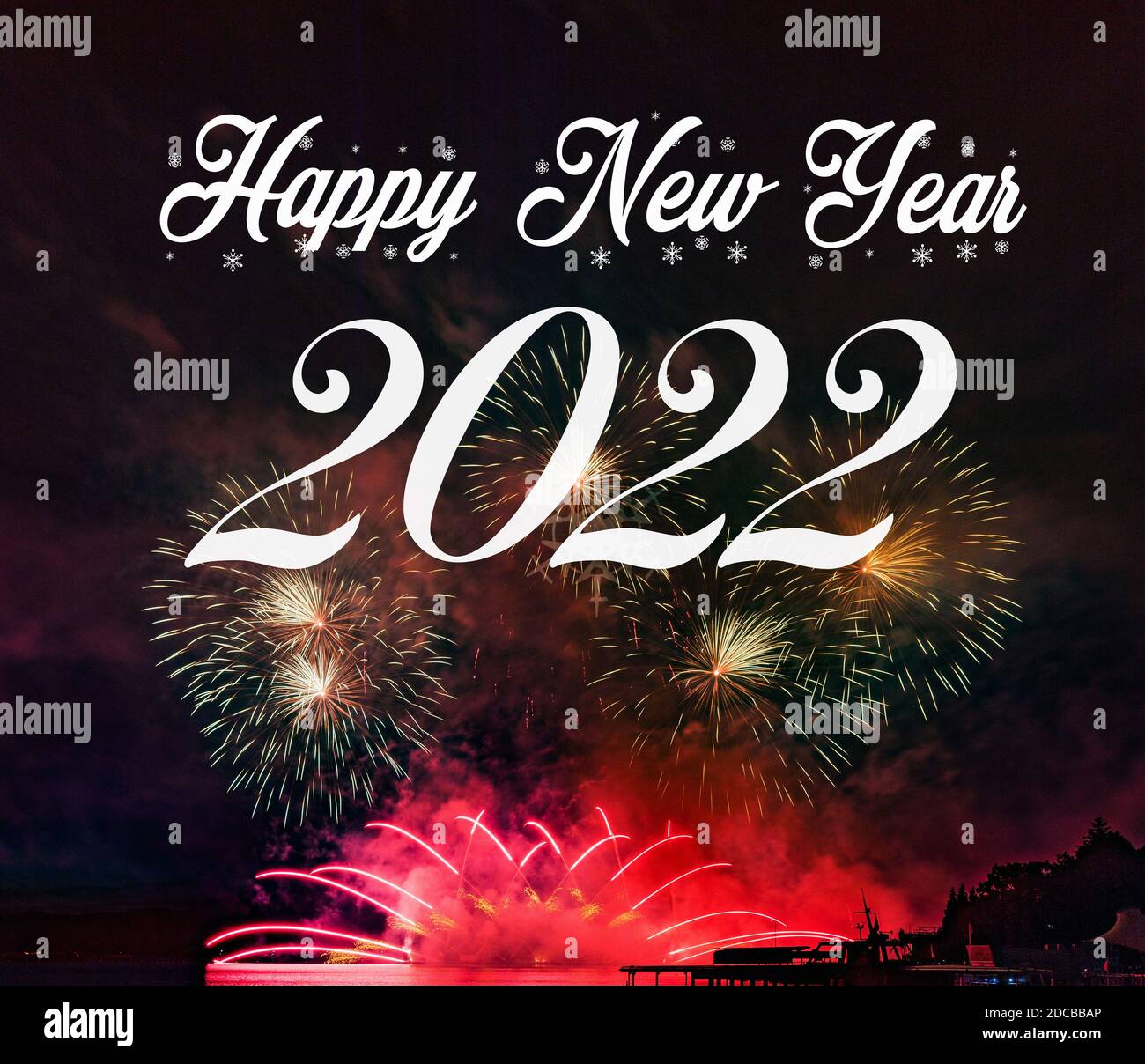 Feliz año nuevo 2022 con fuegos artificiales de fondo. Celebración del Año Nuevo 2022. Foto de stock