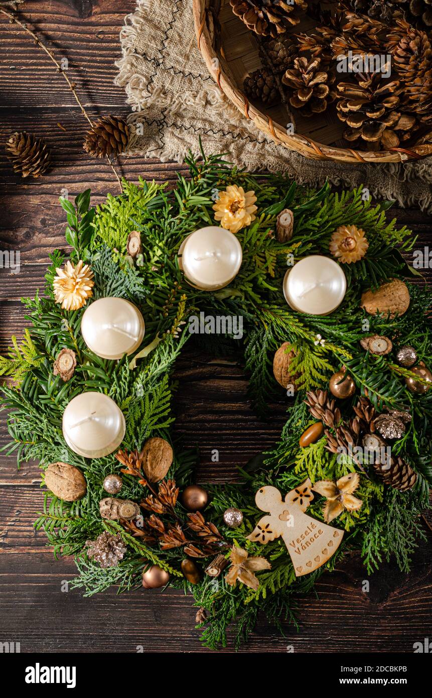 Guirnalda de Navidad casera para la próxima celebración de Navidad  Fotografía de stock - Alamy