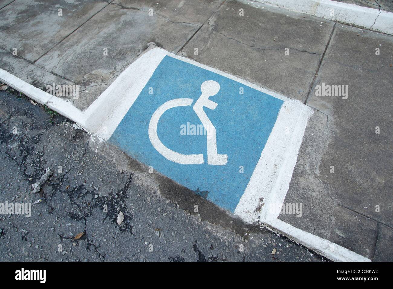 rampa de accesibilidad para usuarios de sillas de ruedas con diseño de símbolos de accesibilidad Foto de stock