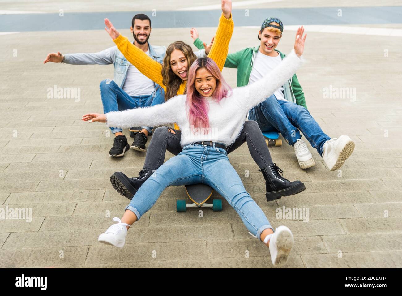 Feliz reunión de jóvenes al aire libre Grupo de jóvenes alegres divertirse, conceptos sobre la