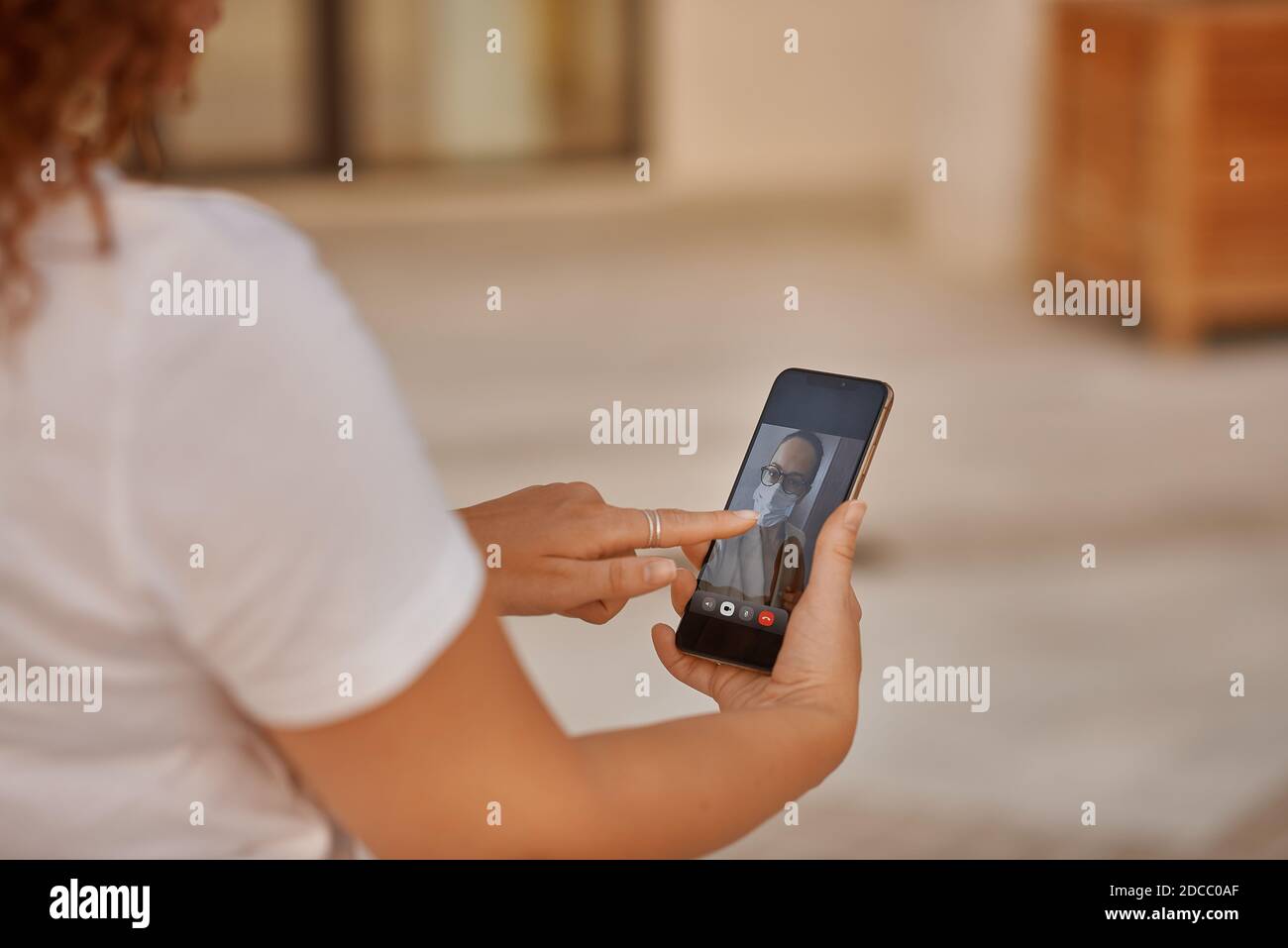 Pantalla móvil con una mujer en video chat Foto de stock