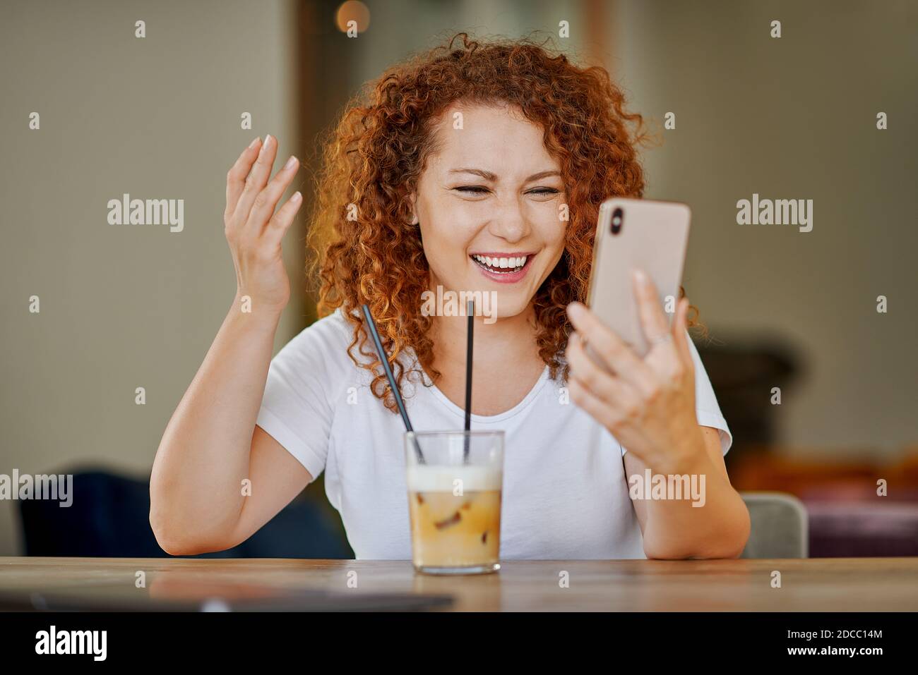 Una joven habla por teléfono Foto de stock