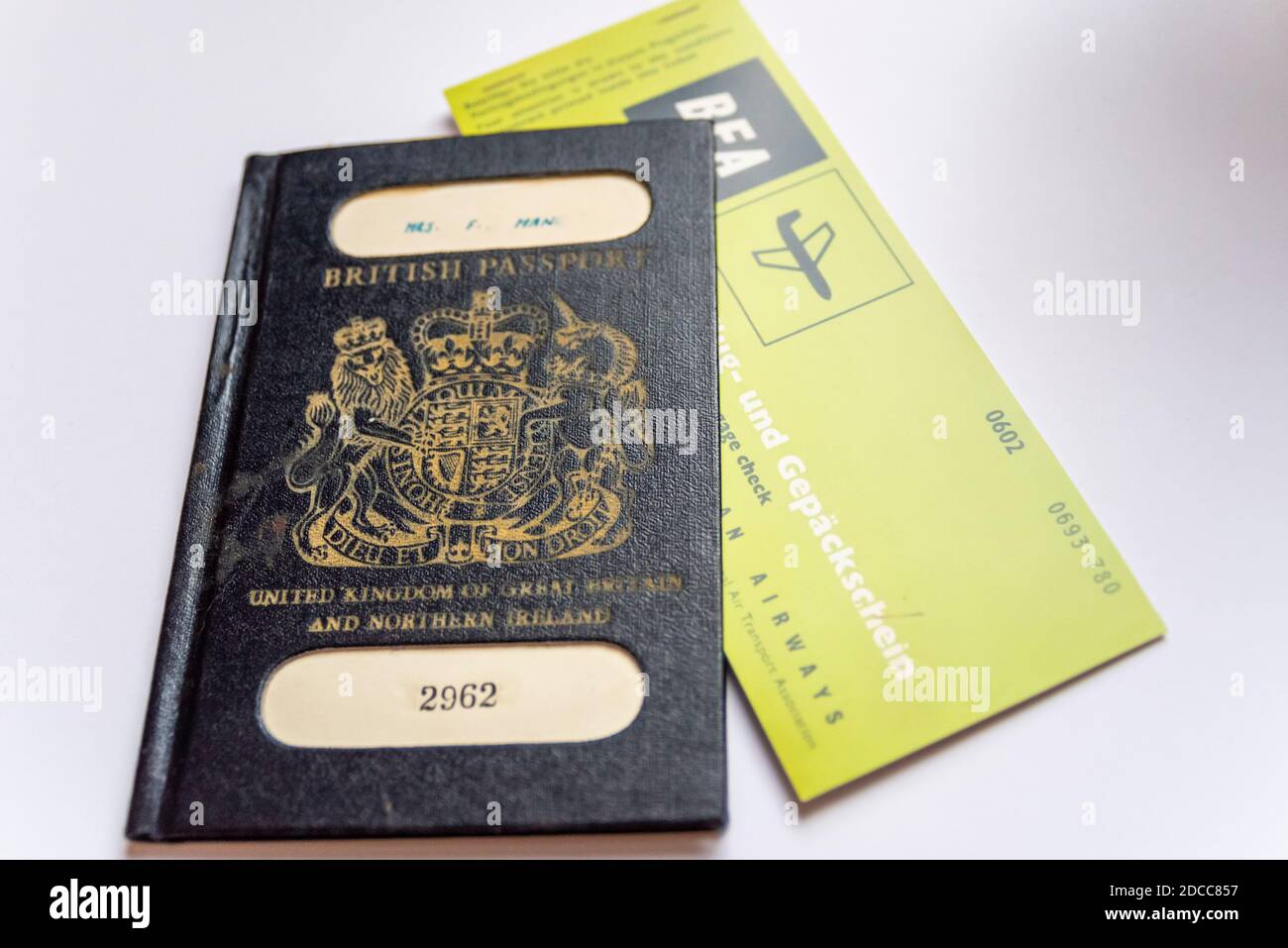 Antiguo pasaporte británico azul oscuro o negro con un viejo billete de avión British European Airways, BEA, (copia). Amalgamated en British Airways Foto de stock