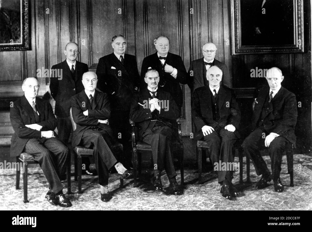 El primer Ministro Neville Chamberlain y su gabinete de guerra, entre ellos Sir Winston Churchill, en noviembre de 1939. Foto de stock