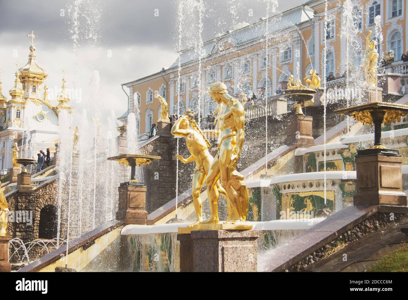Las fuentes de la Gran Cascada en el Palacio Peterhof. San Petersburgo, Rusia. Foto de stock