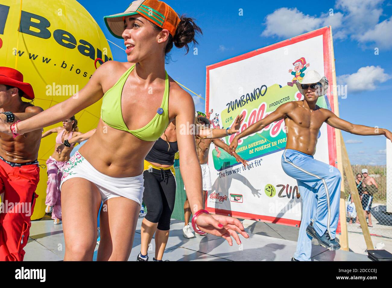 Miami Beach Florida, Ocean Drive, Lummus Park, Fitness Festival Zumba clase  ejercicios líderes hombre hispano mujer Fotografía de stock - Alamy