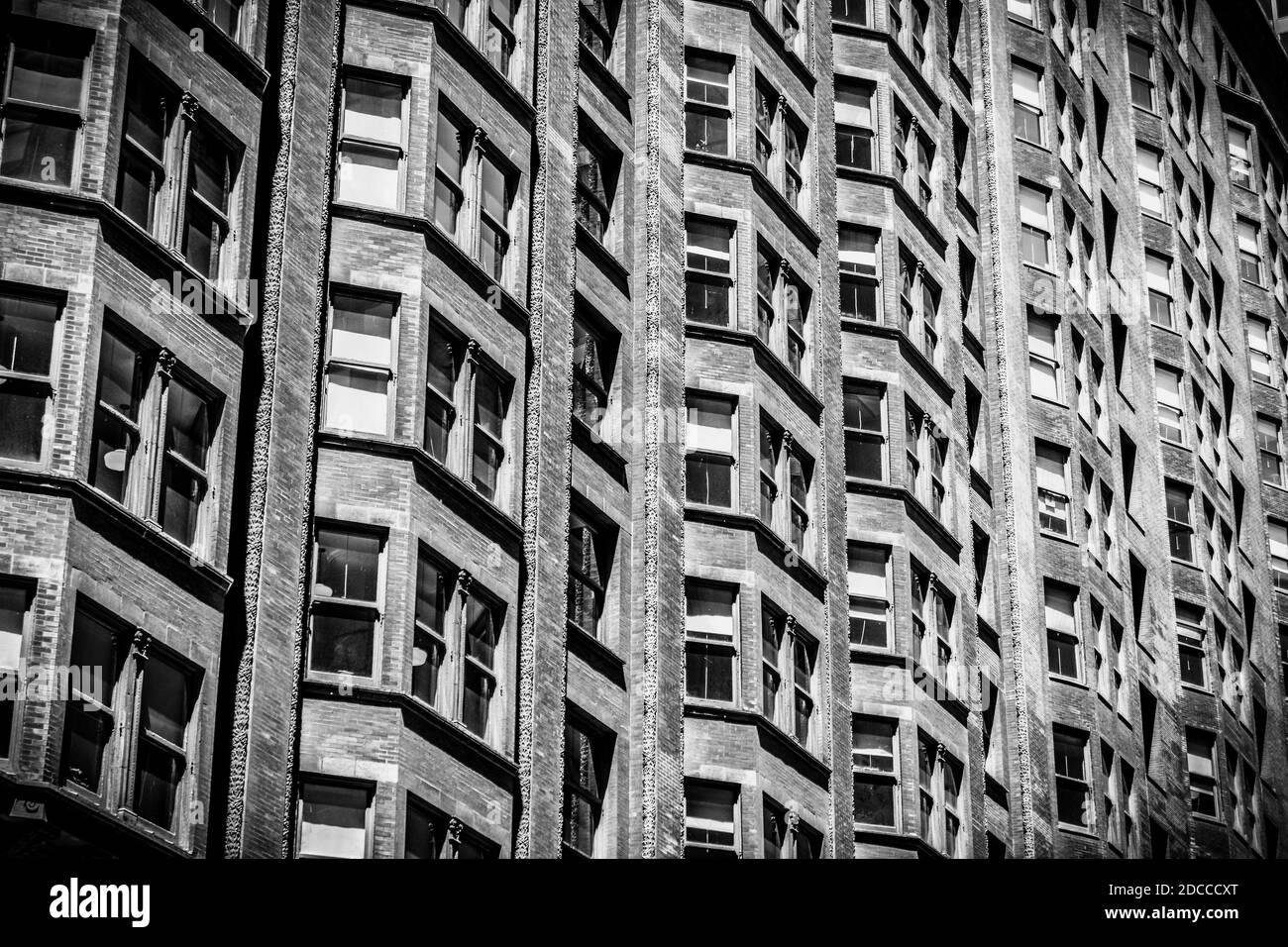 ventanas del edificio exterior en una fila en un edificio histórico en la ciudad Foto de stock