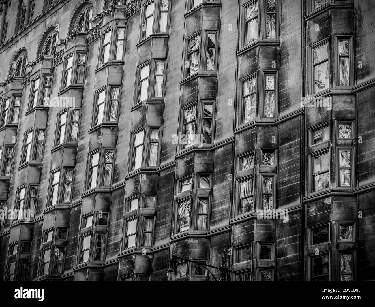 ventanas del edificio exterior en una fila en un edificio histórico en la ciudad Foto de stock