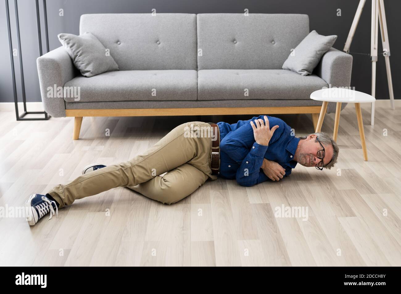 Hombre caído mayor. Deslizamiento y caída de ancianos Foto de stock