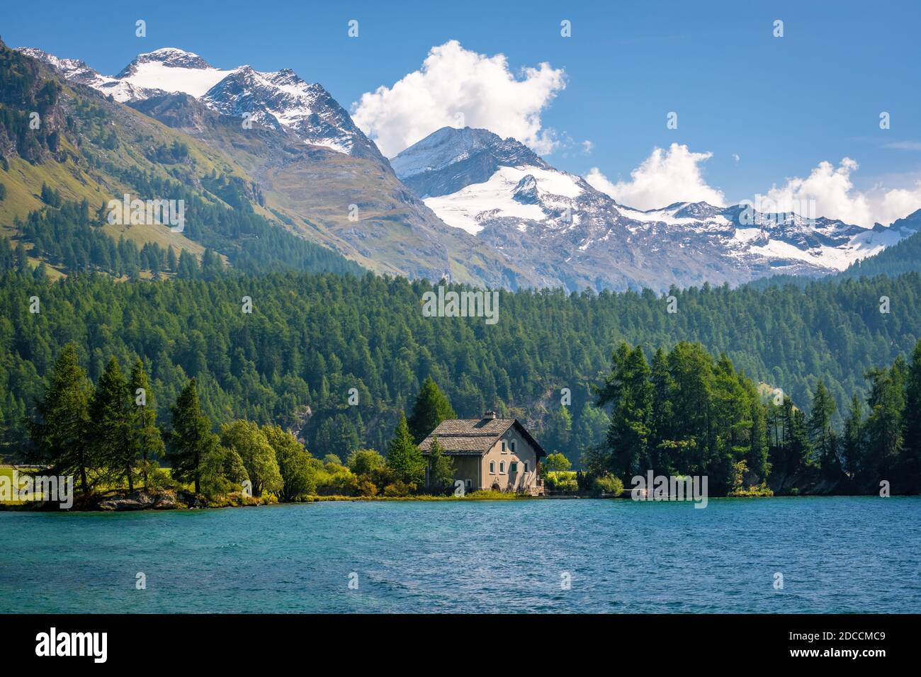 Bonita casa de piedra en el lago Sils (Graubünden, Suiza) con su propio barco en un soleado verano, principios de otoño de septiembre día. Foto de stock