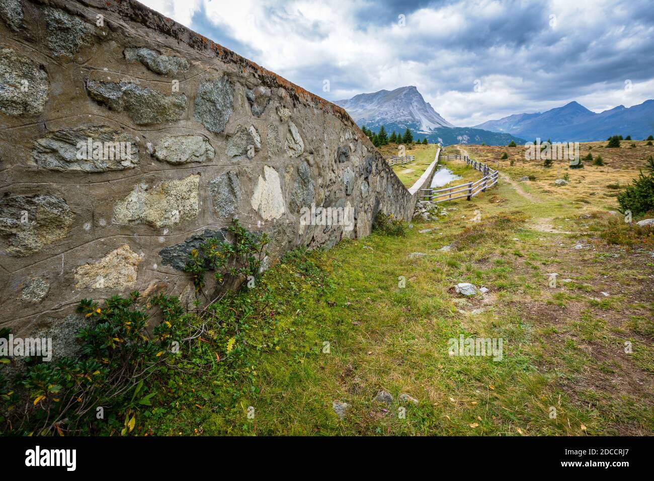 En Raised bog Plamort (Tirol del Sur, Italia) hay restos de una obra especial de defensa de 1938 que tuvo que proteger a Italia contra la Alemania nazi Foto de stock