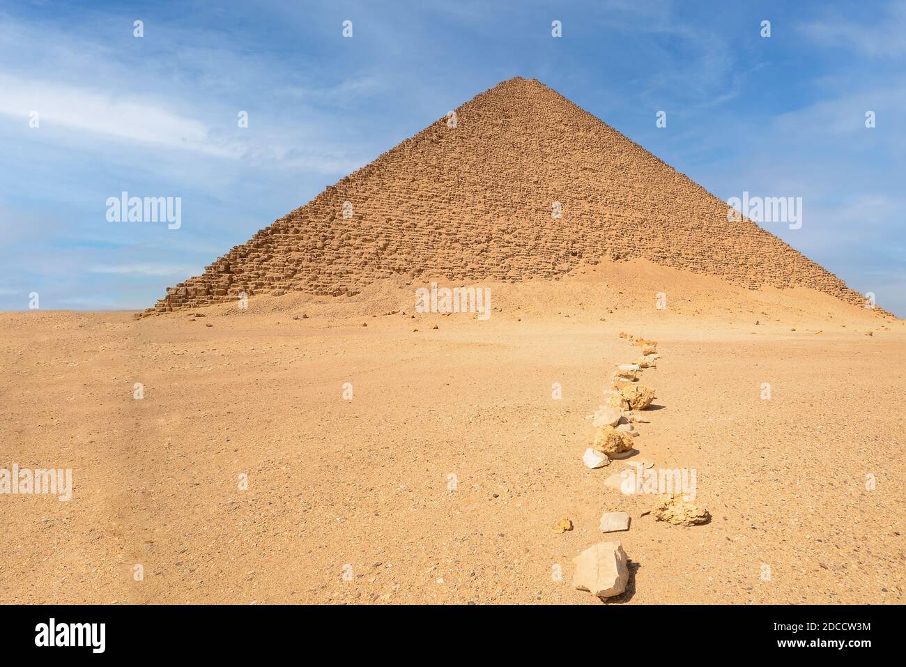 La pirámide roja en Dahshur, el Cairo, Egipto. Es la tercera pirámide egipcia más grande, después de los de Khufu y Khafra en Giza. Foto de stock