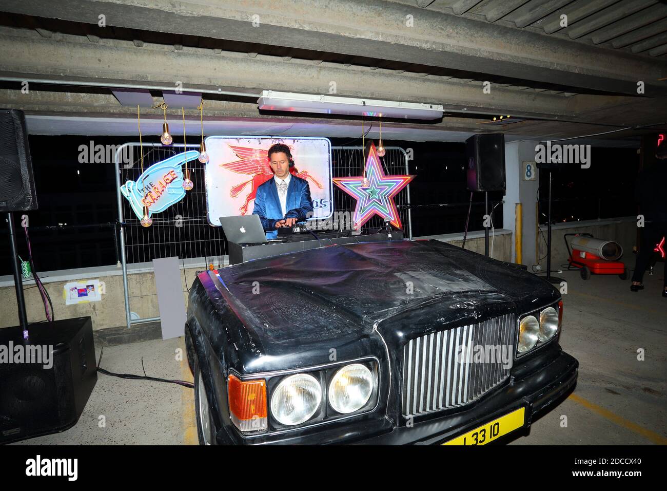 Gran Bretaña / Inglaterra / Londres / Dj tocando música de Bentley en Shoreditch Party Foto de stock
