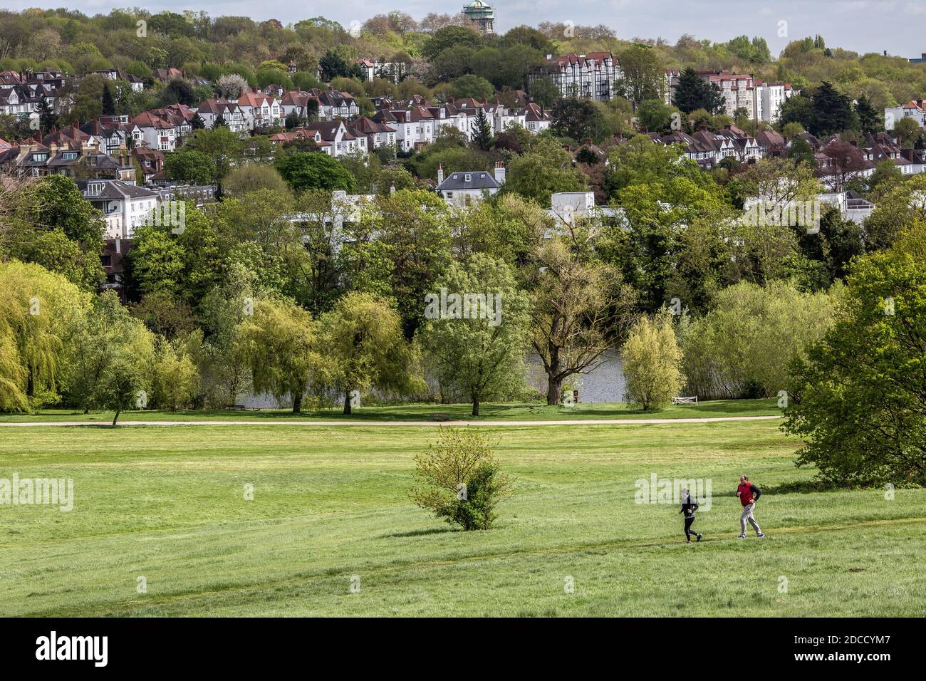 Gran Bretaña / Inglaterra / Londres / Dos personas corriendo en Hampstead Heath Foto de stock