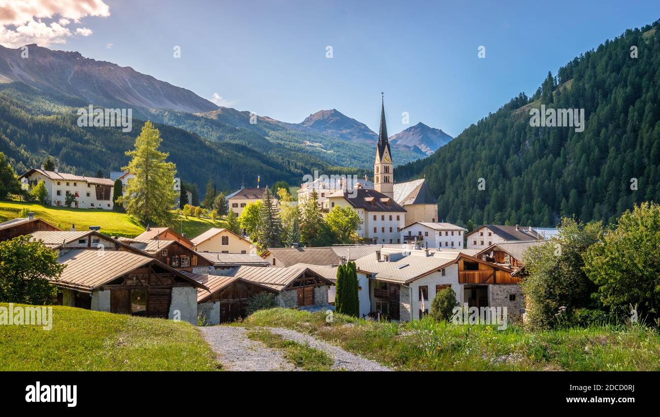 El sol se pone en Santa Maria Val Müstair (Graubünden, Suiza). Desde allí el paso Umbrail conduce al Stelvio y a Italia. Foto de stock