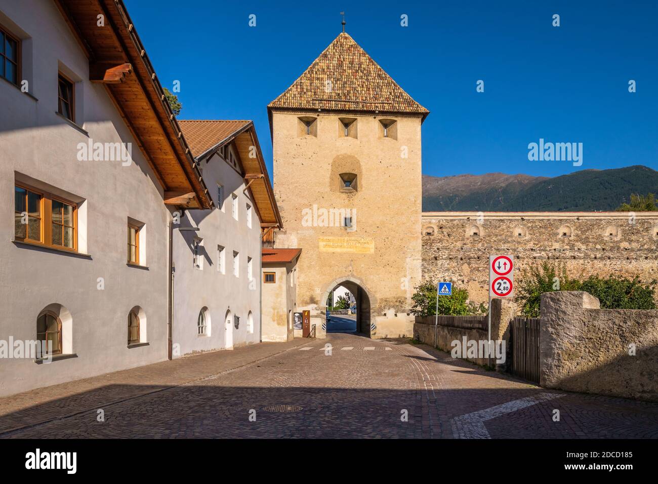 Glorenza, Italia - 18 de septiembre de 2019: Una calle conduce hacia una de las puertas de la torre en el pueblo de Glorenza (Val Venosta, Alto Adige, Italia) Foto de stock