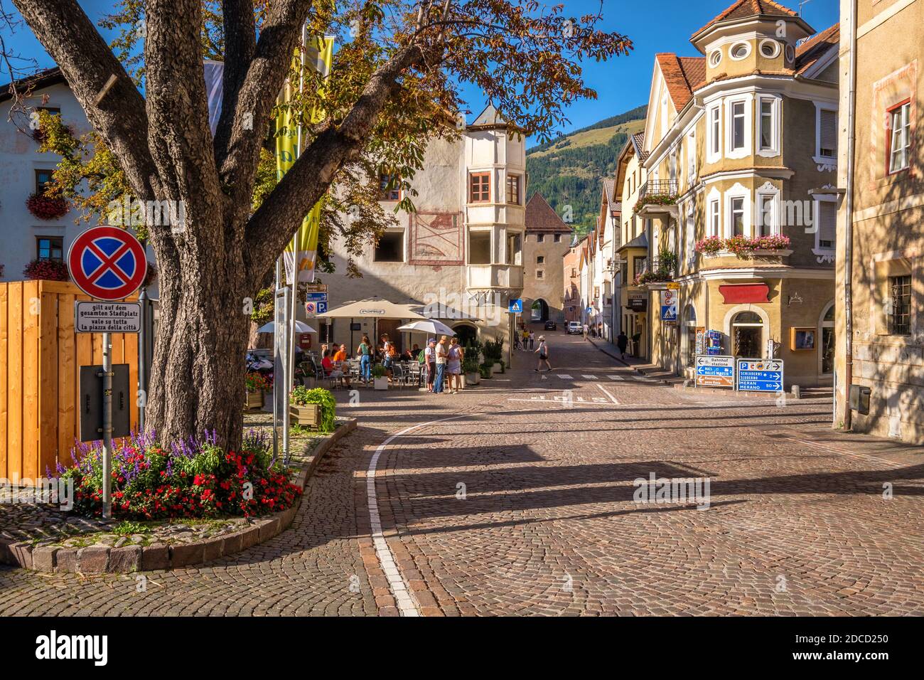 Glorenza, Italia - 18 de septiembre de 2019: Una calle conduce hacia una de las puertas de la torre en el pueblo de Glorenza (Val Venosta, Alto Adige, Italia) Foto de stock