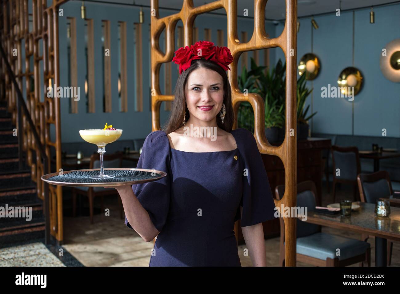 Camarera de cócteles en el salón listo para servir un cóctel mexicano Foto de stock