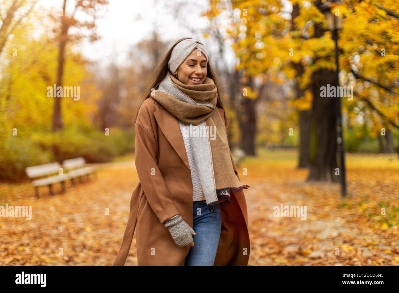 Retrato de mujer sonriente en un parque en otoño Foto de stock