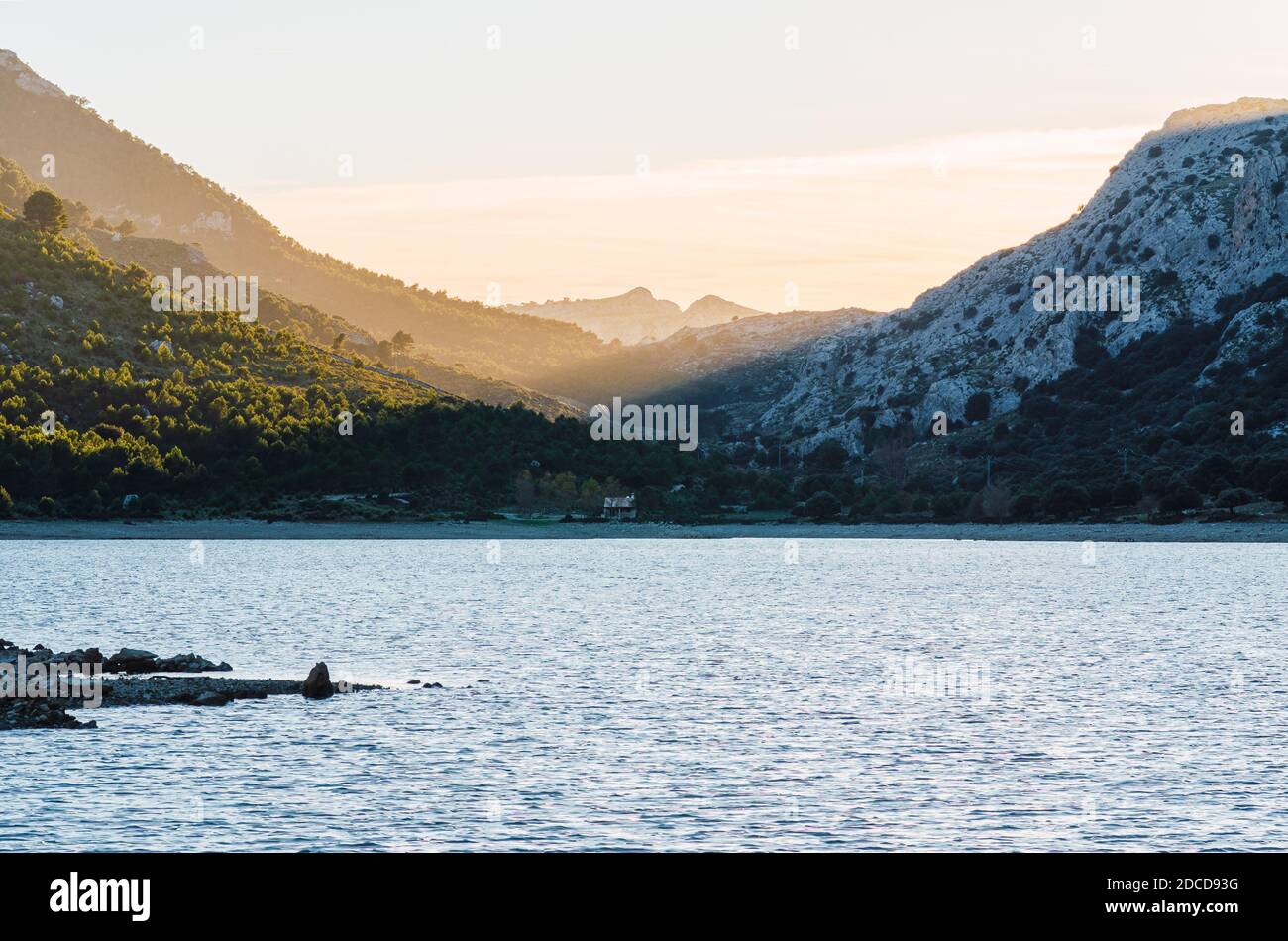 Paisaje al atardecer en Cuber Mallorca. Puesta de sol en un lago de montaña. "Sierra de tramuntana" Foto de stock