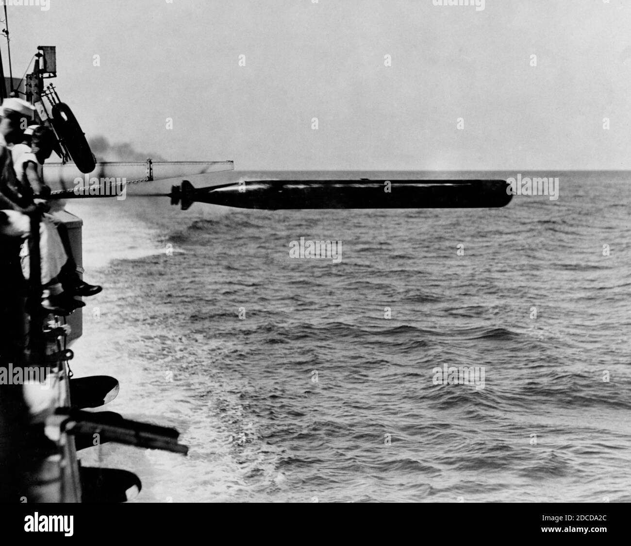 USS Concord Firing Torpedo, 1920 Foto de stock