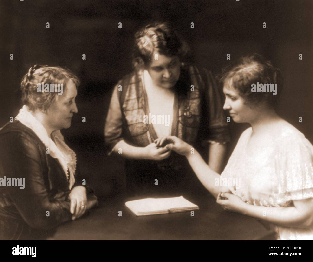 Helen Keller Reading los dedos de la mujer, 1914 Foto de stock