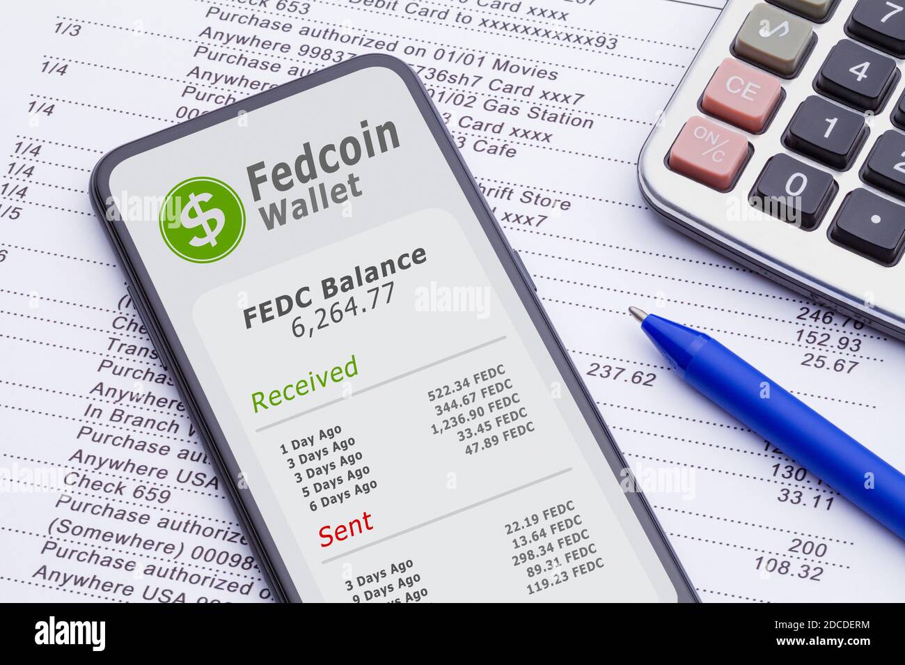 Teléfono inteligente con cartera digital Fedcoin en extracto bancario con calculadora y bolígrafo. Foto de stock