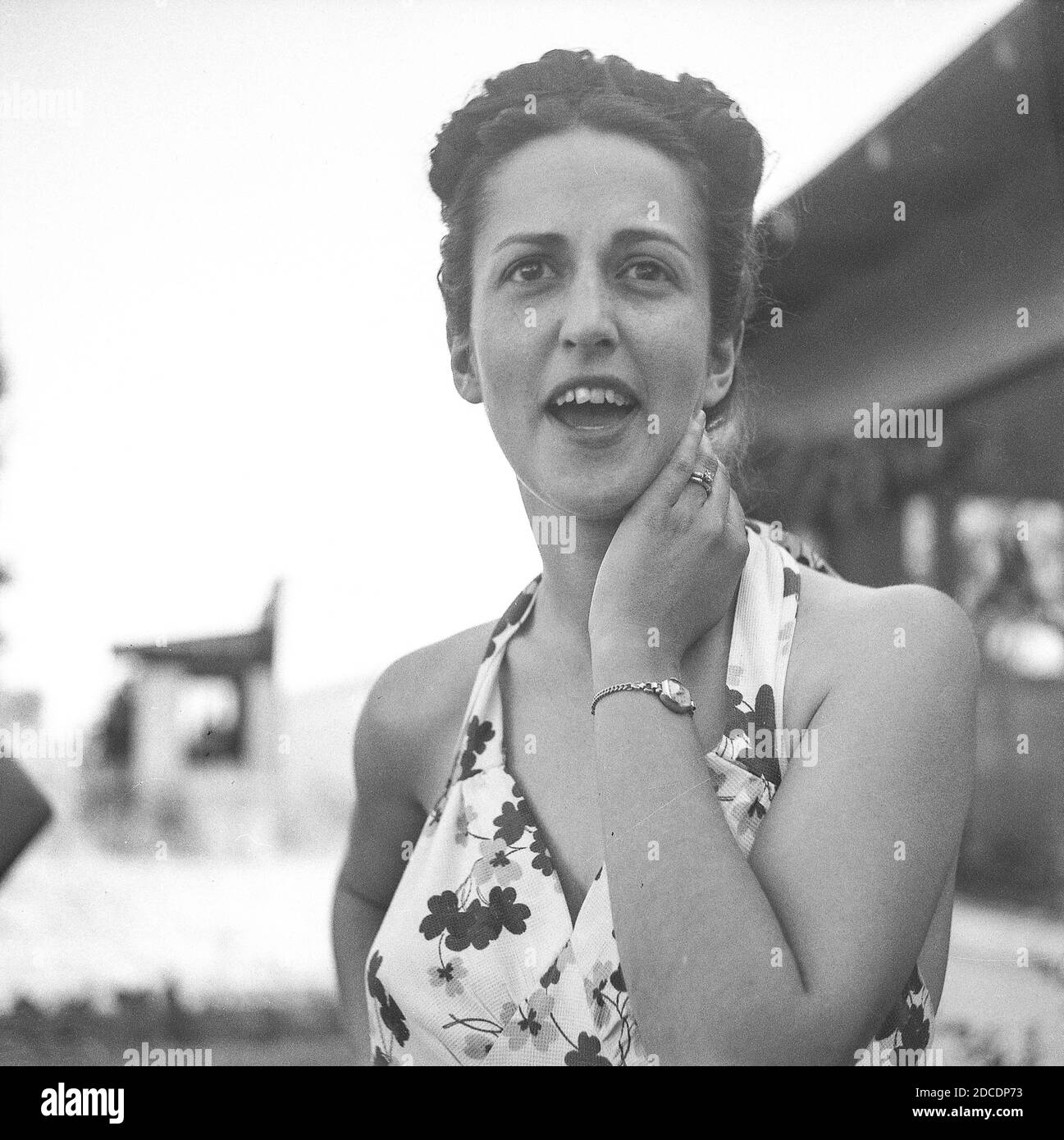 Joven esposa mirando hacia la cámara, EE.UU., 1940 Foto de stock