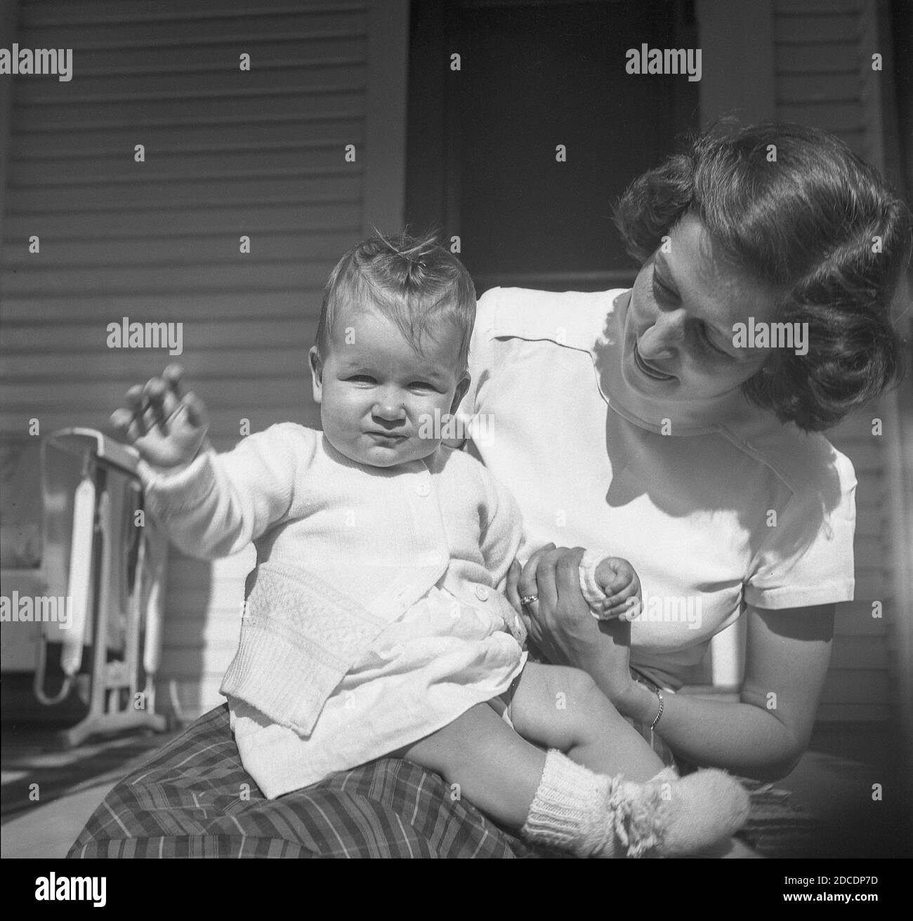 Madre posando con el bebé, EE.UU. 1949 Foto de stock