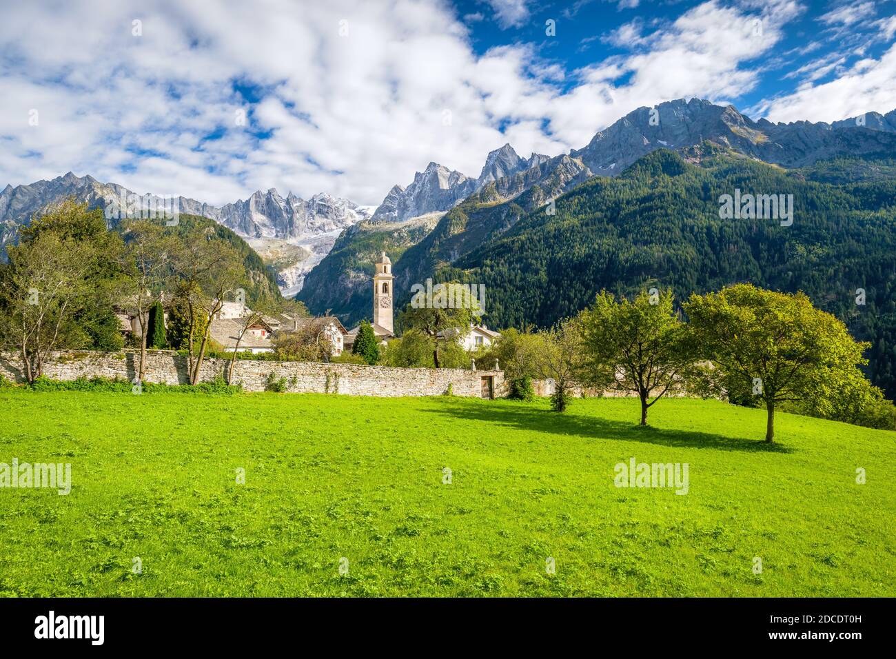 Finales de verano, principios de otoño en Soglio, un pueblo en el distrito de Maloja en el cantón suizo de Graubünden cerca de la frontera italiana Foto de stock