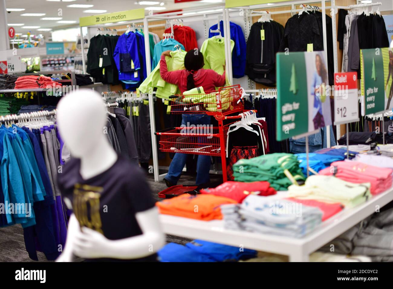 Un empleado cuelga la ropa de los niños en una tienda Target en King of  Prussia, Pennsylvania, EE.UU. 20 de noviembre de 2020. REUTERS/Mark Makela  Fotografía de stock - Alamy