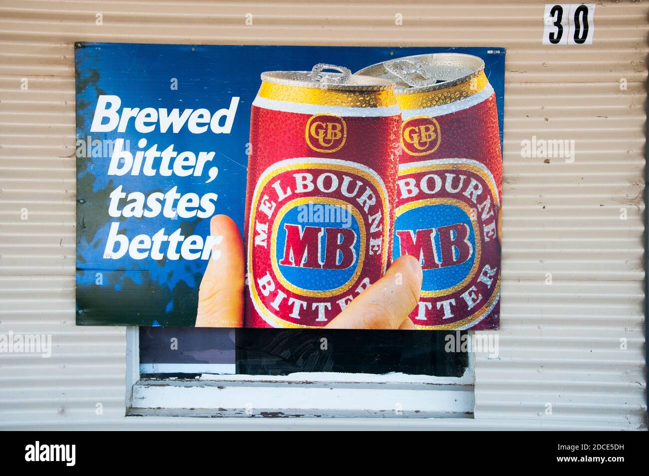 Anuncio de cerveza en la zona rural de Victoria, Australia, lanza un llamamiento a los sabores masculinos y a la vieja usanza. Foto de stock