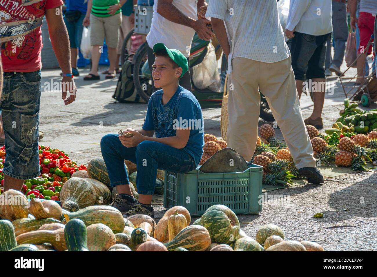 Santa Clara, Cuba, niño cubano que vende frutas y verduras en una feria agrícola el domingo en el distrito de Sandino Foto de stock