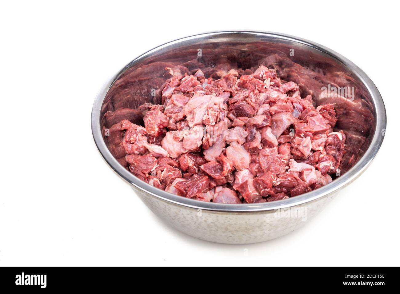 Trozos de carne cruda. Preparación de la dieta de la carne cruda del barf  para los perros en fondo blanco Fotografía de stock - Alamy