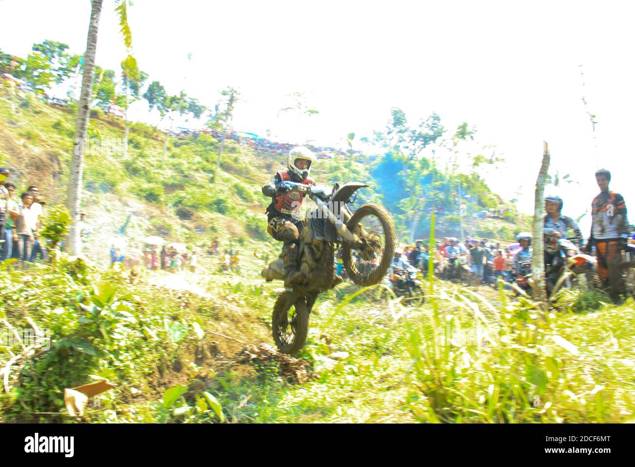 Un participante de Jember Adventure Trail demuestra sus habilidades de motocross. El camino de aventura Jember es un evento anual. Foto de stock