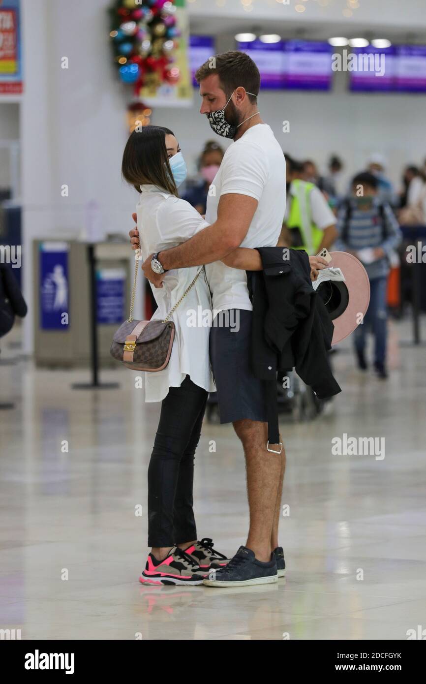 CANCÚN, MÉXICO - 19 DE NOVIEMBRE: Una persona usa máscara protectora  mientras espera a subir al avión en el Aeropuerto Internacional de Cancún  el 19 de noviembre de 2020 en Cancún, México.