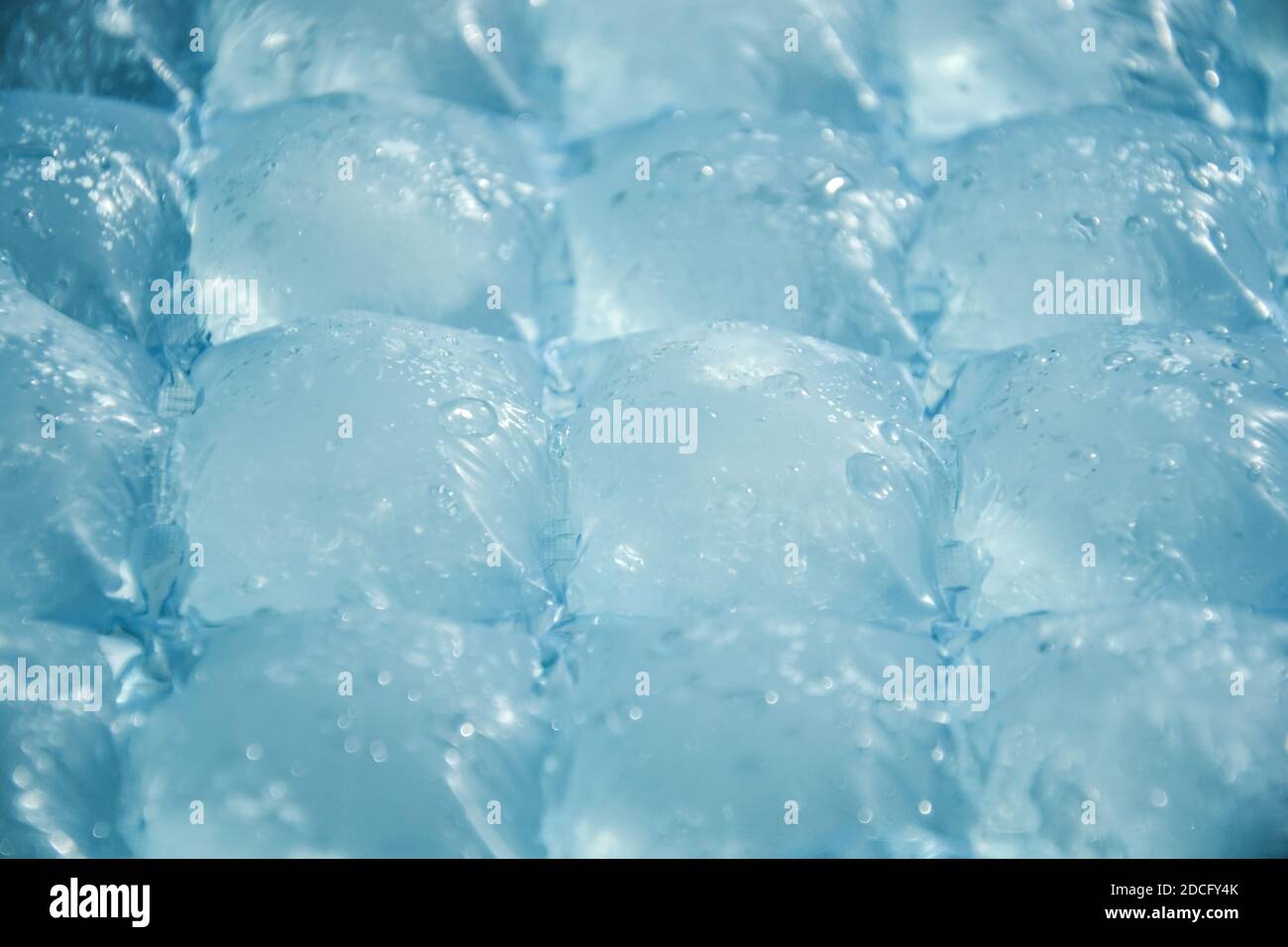 De dónde proviene el agua de bolsas de cubitos de hielo?