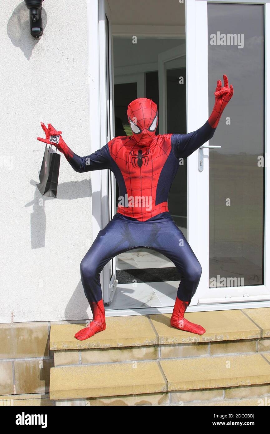 Disfraces personajes de disfraces, hombre vestido como hombre araña saltan  de una puerta Fotografía de stock - Alamy