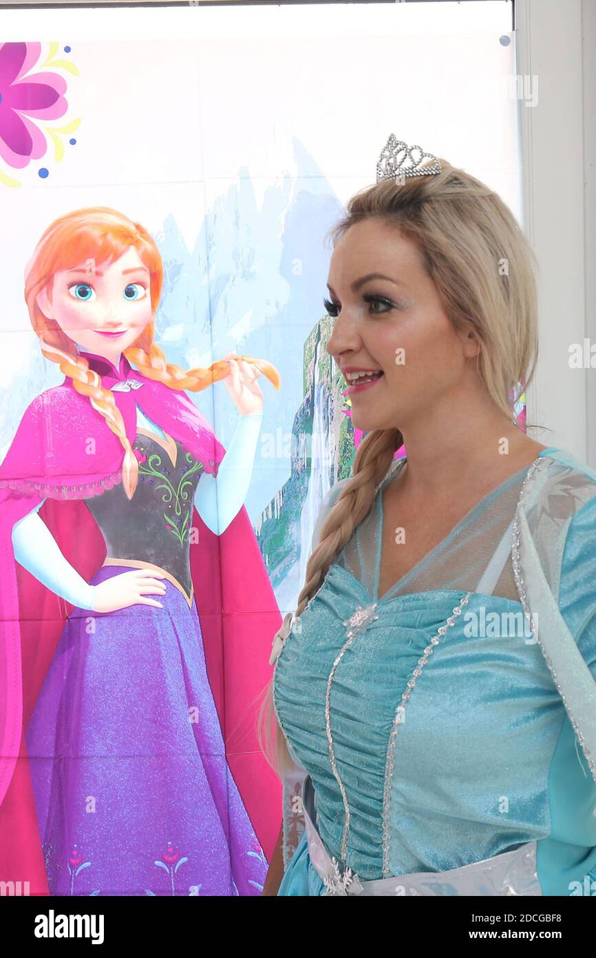 Disfraz personajes de disfraces, hermosa mujer rubia vestida como Elsa de  la película Frozen Fotografía de stock - Alamy