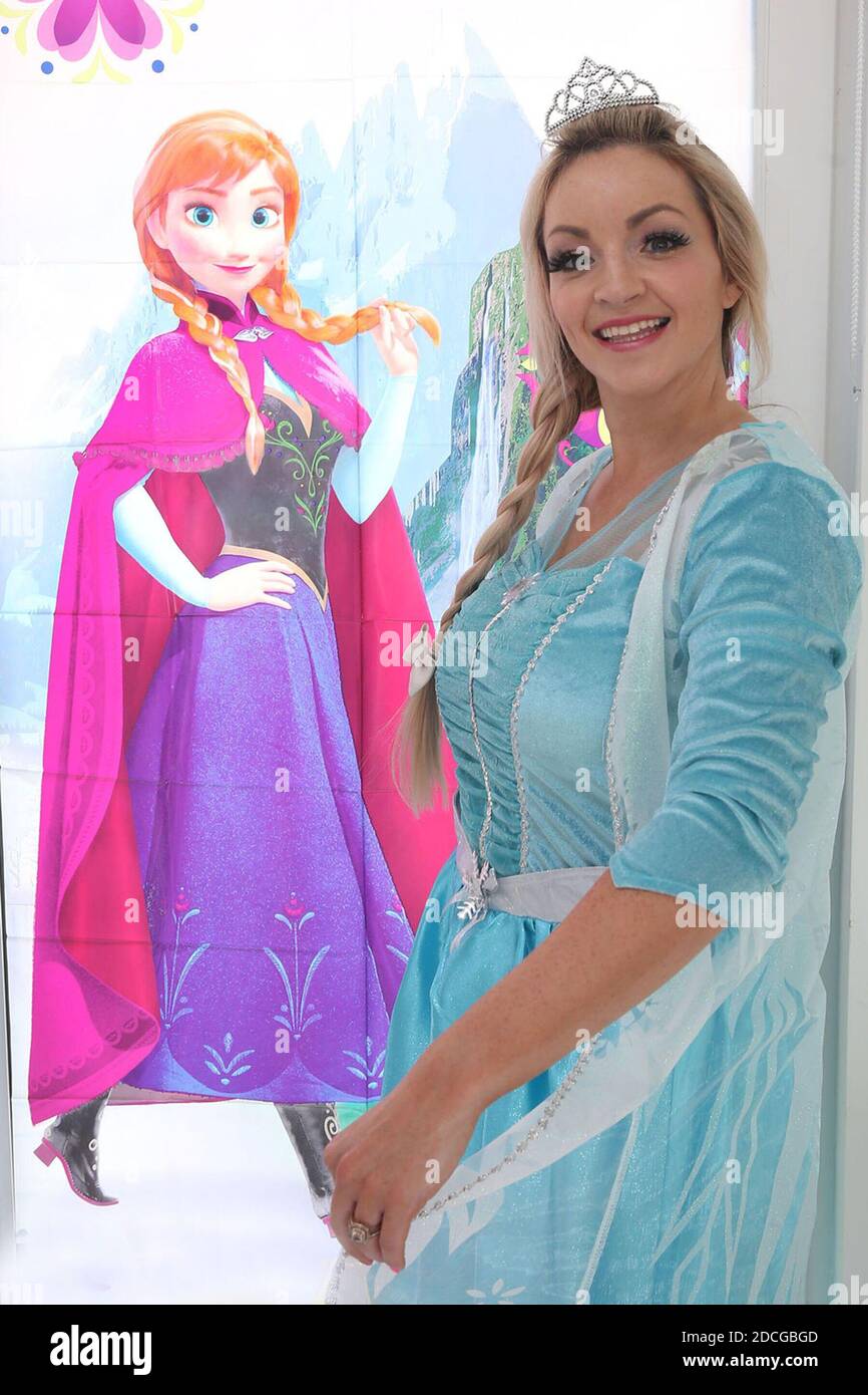 Disfraz personajes de disfraces, hermosa mujer rubia vestida como Elsa de  la película Frozen Fotografía de stock - Alamy