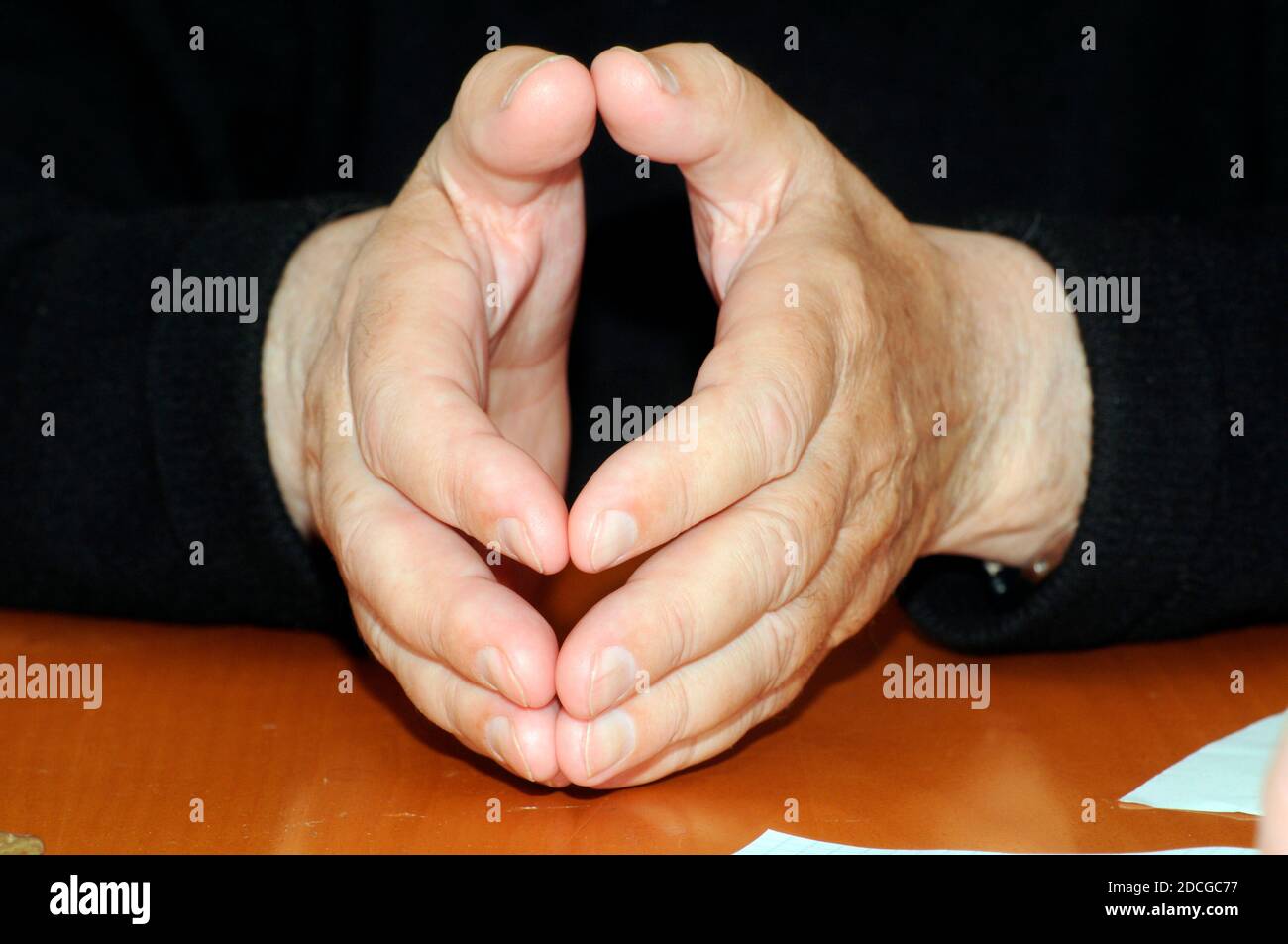 gestos de manos en lenguaje corporal, parte de la comunicación no verbal  Fotografía de stock - Alamy
