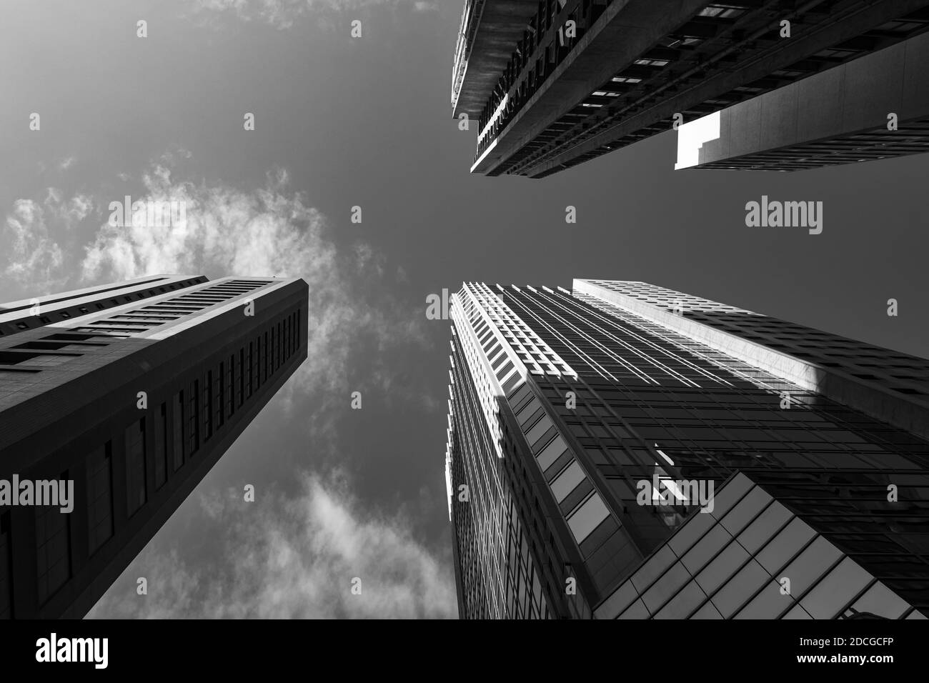 Vista hacia arriba de edificios modernos de gran altura, Sheung Wan, Hong Kong. Se pueden ver algunas nubes. Foto de stock