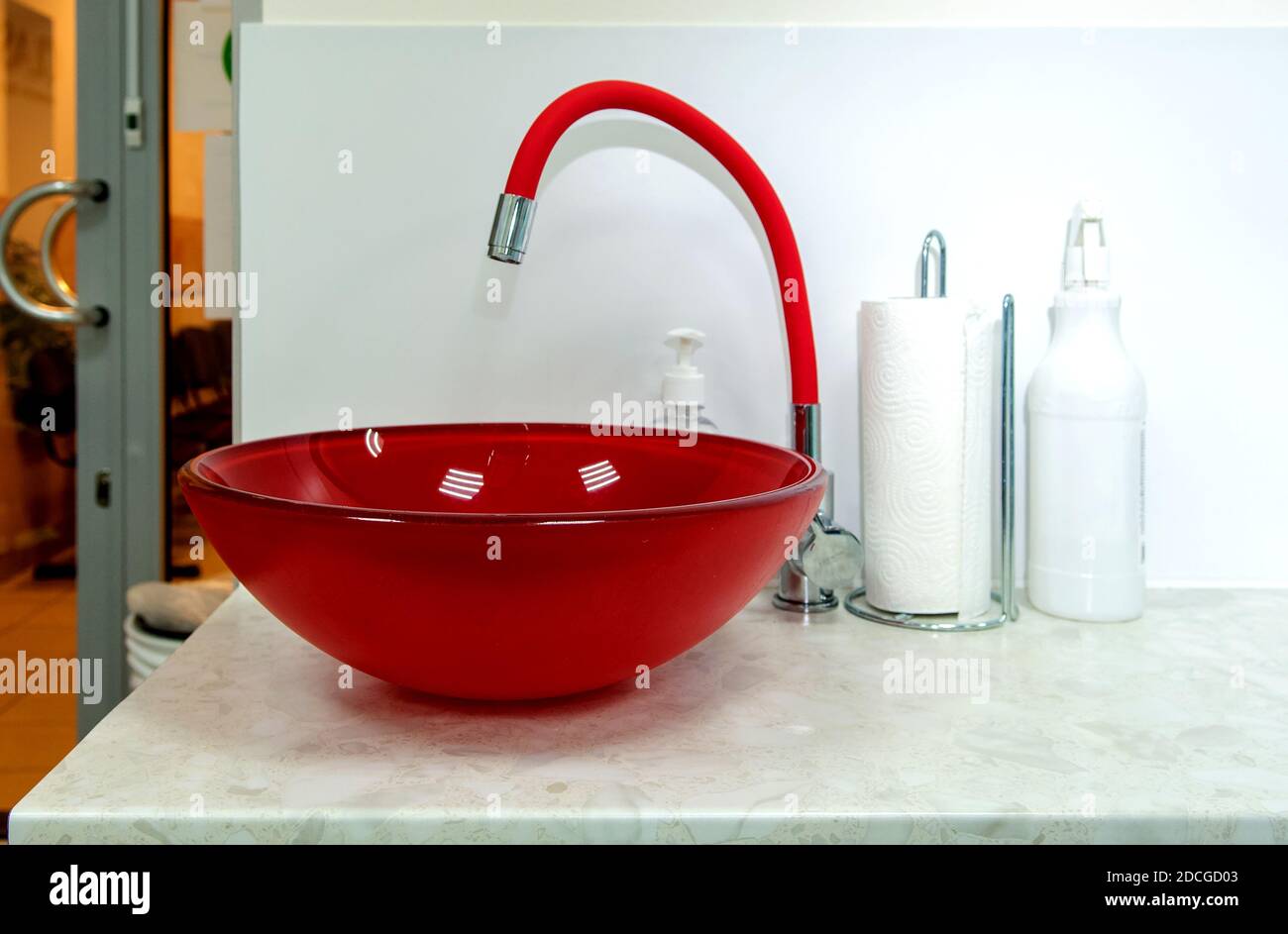 Lavabo de cristal rojo y grifo rojo en un baño moderno Fotografía de stock  - Alamy