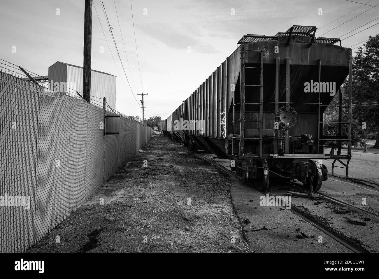 Un pequeño tren y vagones de tren sentados fuera de las minas de sal en el Lago Erie en el noreste de Ohio. Foto de stock