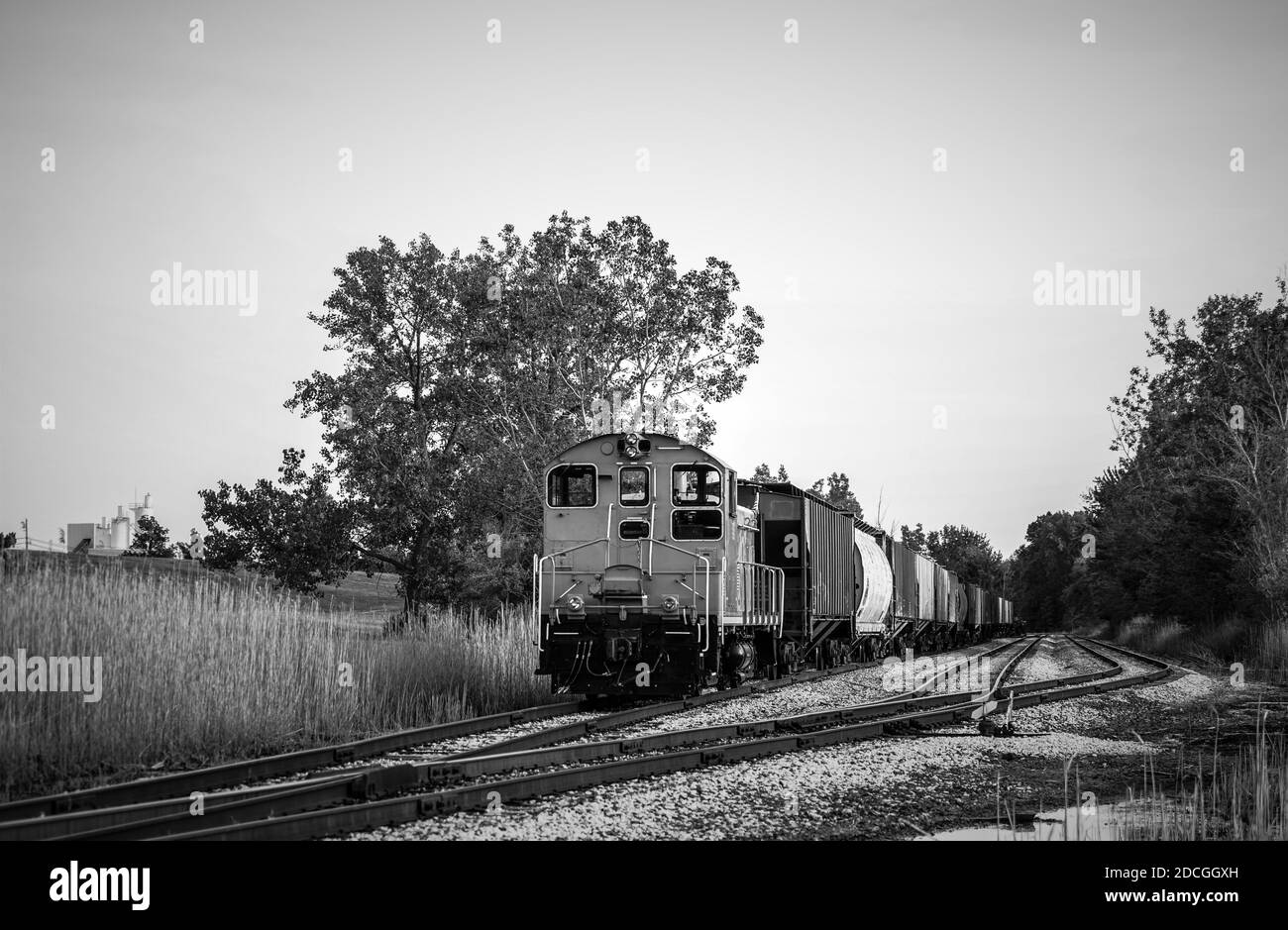 Un pequeño tren y vagones de tren sentados fuera de las minas de sal en el Lago Erie en el noreste de Ohio. Foto de stock