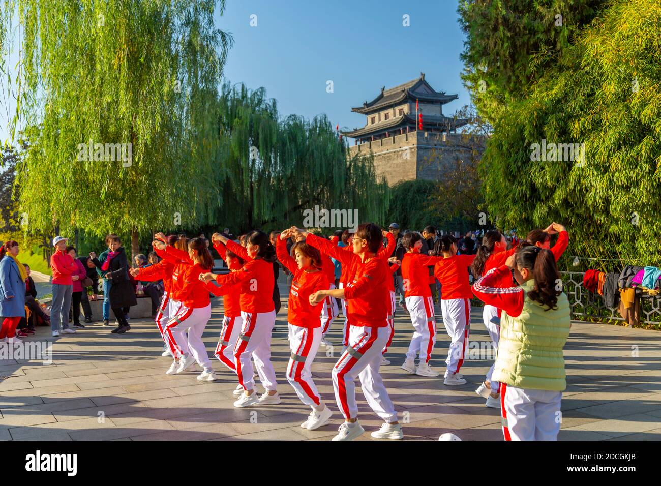 Locales bailando en el parque y la muralla de la ciudad de Xi'an, provincia de Shaanxi, República Popular de China, Asia Foto de stock