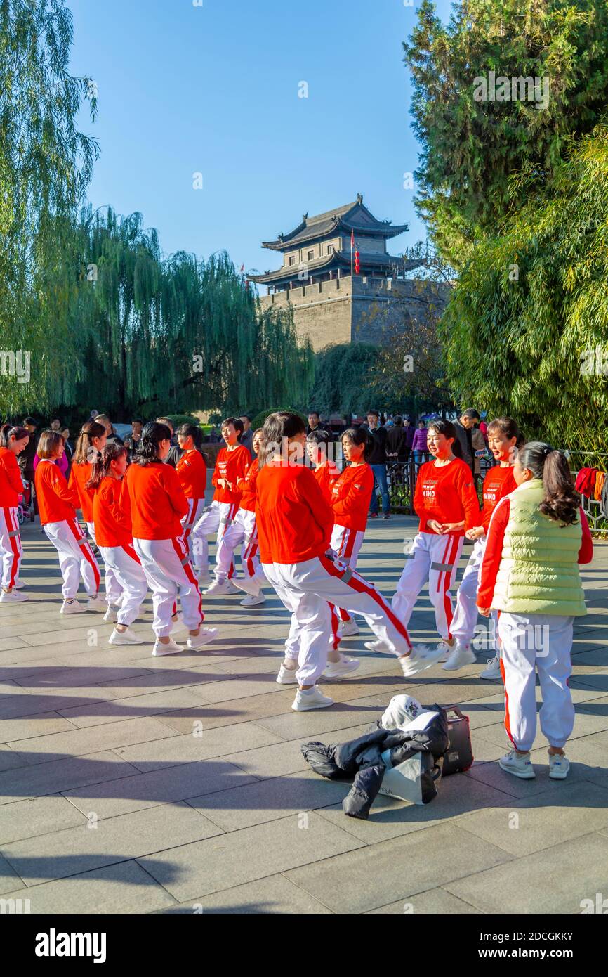 Locales bailando en el parque y la muralla de la ciudad de Xi'an, provincia de Shaanxi, República Popular de China, Asia Foto de stock