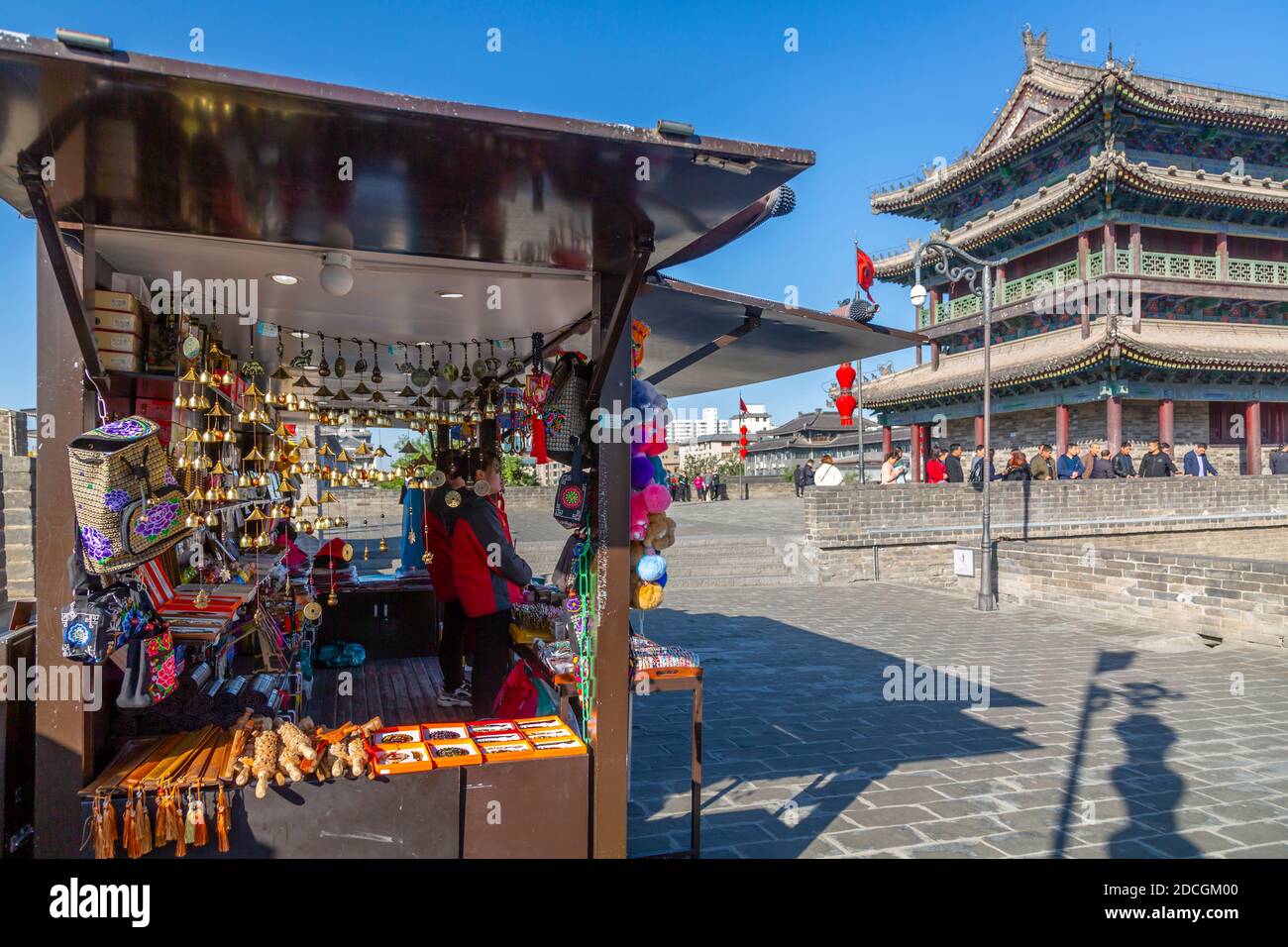 Vista de la parada del mercado en el muro de la ciudad de Xi'an, provincia de Shaanxi, República Popular de China, Asia Foto de stock