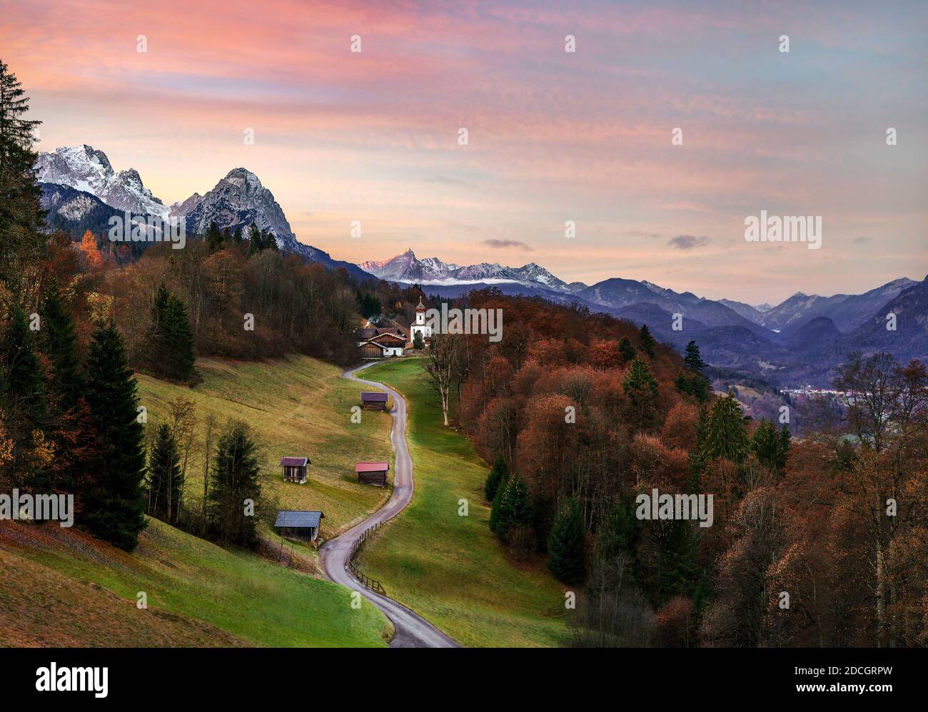 Iglesia de la montaña Wamberg cerca de Garmisch-Partenkirchen en el amanecer otoñal Foto de stock