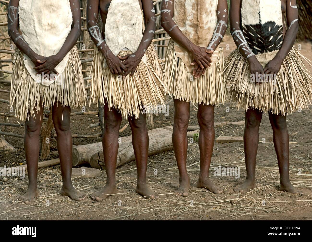 Tharaka tribu mujeres faldas vegetales, Condado de Laikipia, Monte Kenia,  Kenia Fotografía de stock - Alamy